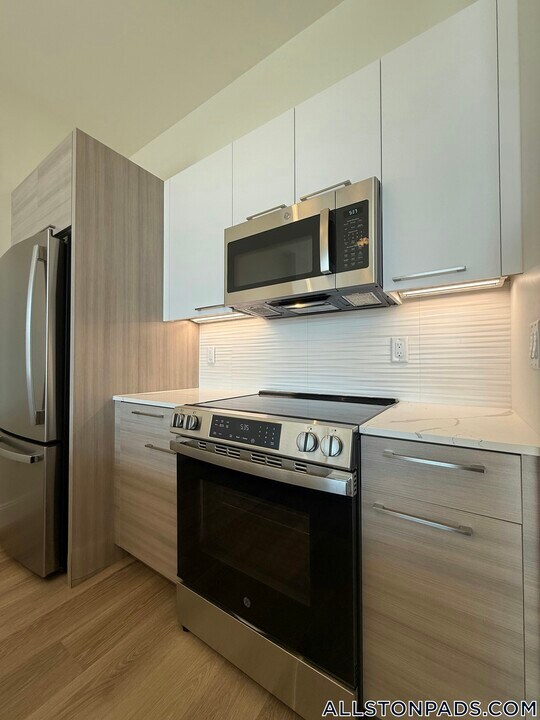 1079 Commonwealth Ave in Boston, MA - Building Photo