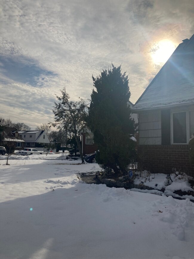 764 Lenore Ln, Unit 1 in Elmont, NY - Foto de edificio - Building Photo