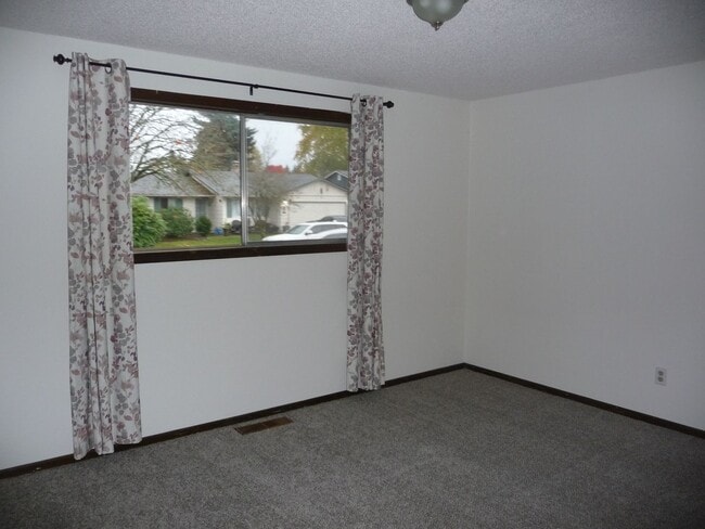 2133 Northtree Dr NE in Keizer, OR - Foto de edificio - Building Photo