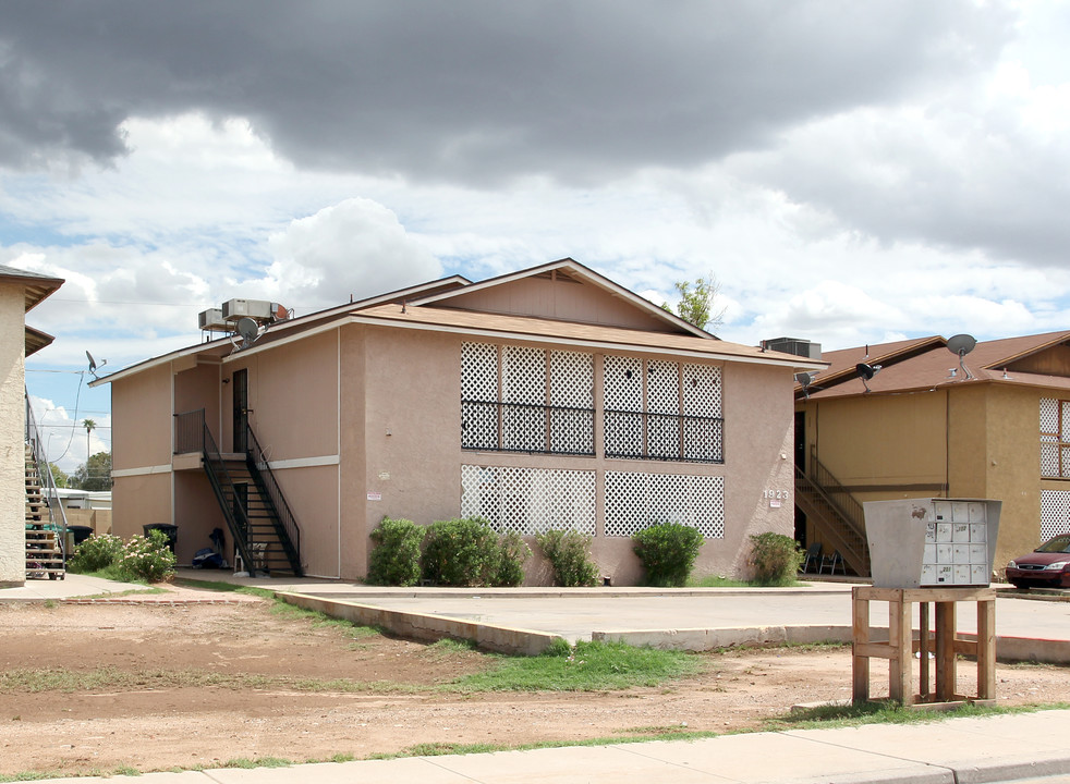 1923 N Spring St in Mesa, AZ - Foto de edificio