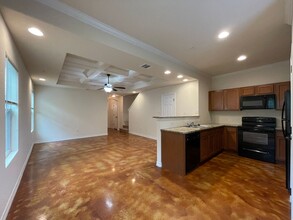 6319 Melanzane Ave in San Antonio, TX - Foto de edificio - Building Photo