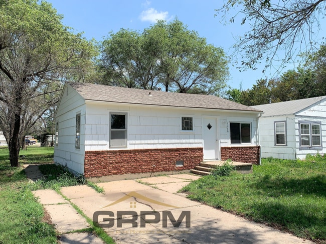 1720 E 2nd Ave in Hutchinson, KS - Building Photo - Building Photo