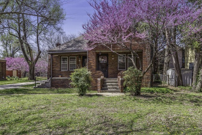 property at 943 N Woodrow Ave