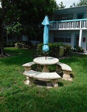 333 Newport Dr in Deerfield Beach, FL - Building Photo - Building Photo