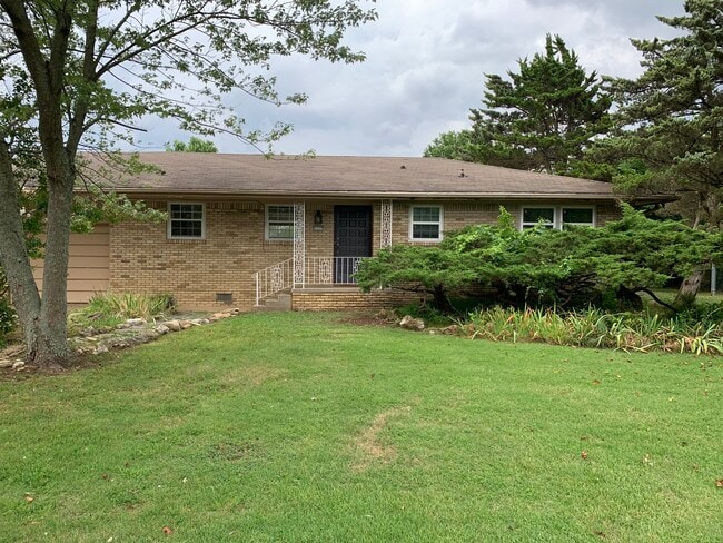 property at 1117 E Ridgeway Dr