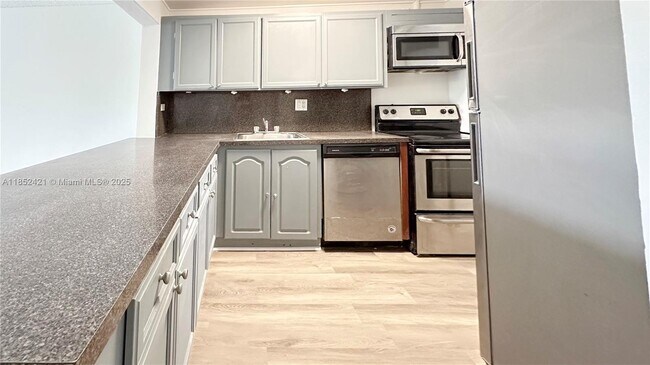 8040 N Colony Cir in Tamarac, FL - Building Photo - Building Photo