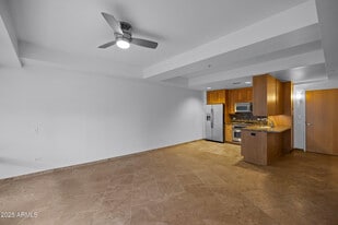 7137 E Rancho Vista Dr in Scottsdale, AZ - Building Photo