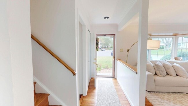 10200 McKean Ct in Great Falls, VA - Foto de edificio - Building Photo