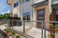 7805 Cooper Ln in Austin, TX - Foto de edificio - Building Photo