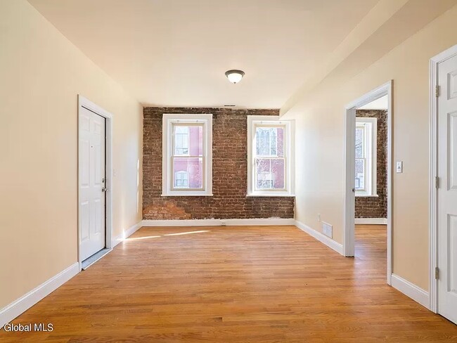 73 Clinton St, Unit 73 Clinton St 3rd fl in Albany, NY - Foto de edificio - Building Photo