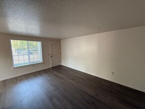 901 Bryan Ct in Silverton, OR - Building Photo - Building Photo