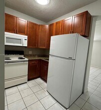 11611 NW 57th Ct in Hialeah, FL - Foto de edificio - Building Photo