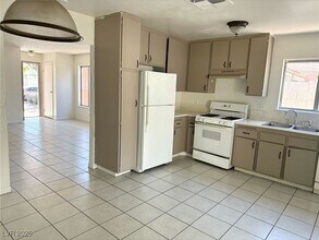 5436 Burkshire Dr in Las Vegas, NV - Building Photo - Building Photo