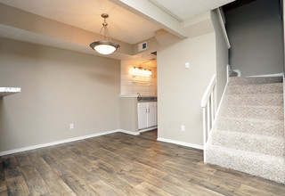 Huntington Cove Townhomes in Farmers Branch, TX - Building Photo - Interior Photo