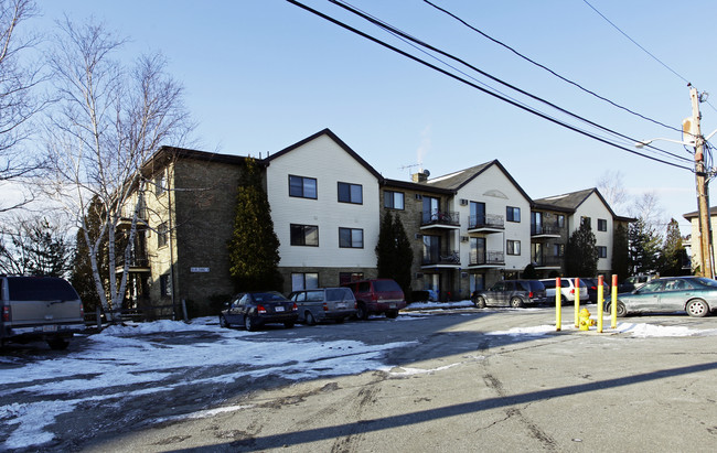 British Colonial Apartments in Amesbury, MA - Foto de edificio - Building Photo