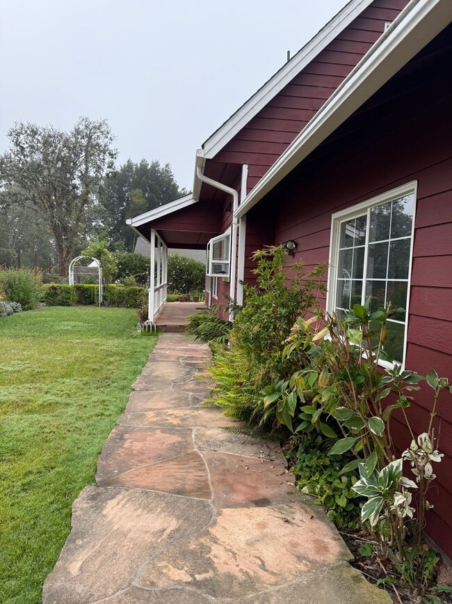 8893 Jeannette Ave in Sebastopol, CA - Building Photo - Building Photo