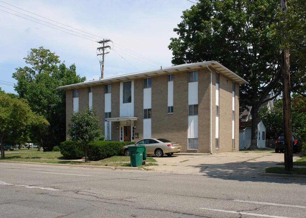 330 N Pine St in Lansing, MI - Foto de edificio