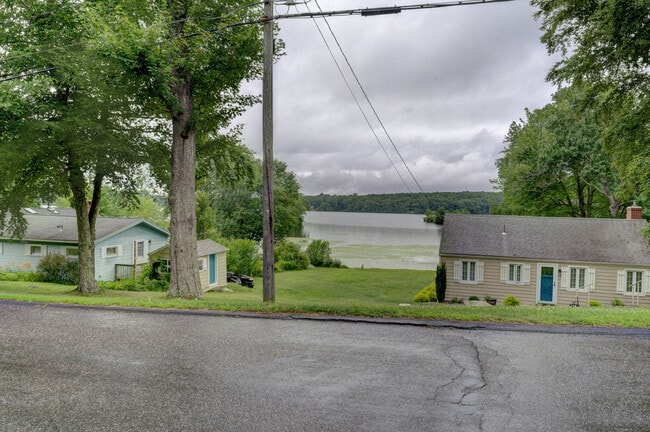 285 Deepwood Dr in Lebanon, CT - Building Photo - Building Photo