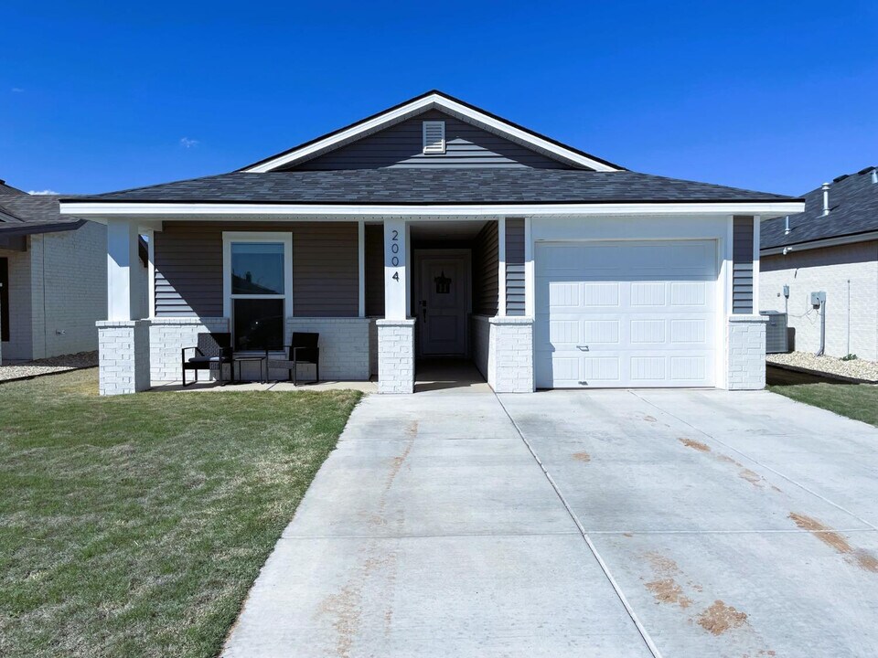 2004 134th St in Lubbock, TX - Building Photo