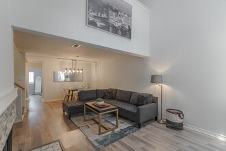 16800 Sugar Pine Dr in Houston, TX - Foto de edificio - Building Photo