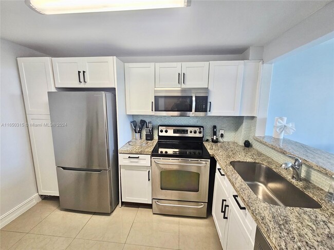 1018 Meridian Ave, Unit 612 in Miami Beach, FL - Building Photo - Building Photo