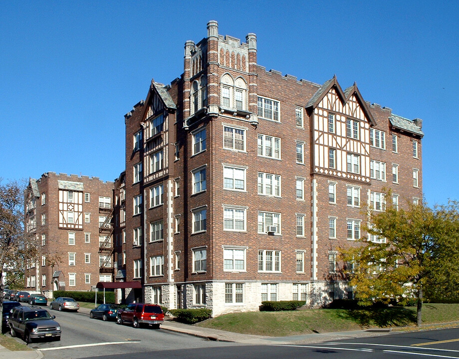 Tudor Court in Paterson, NJ - Foto de edificio