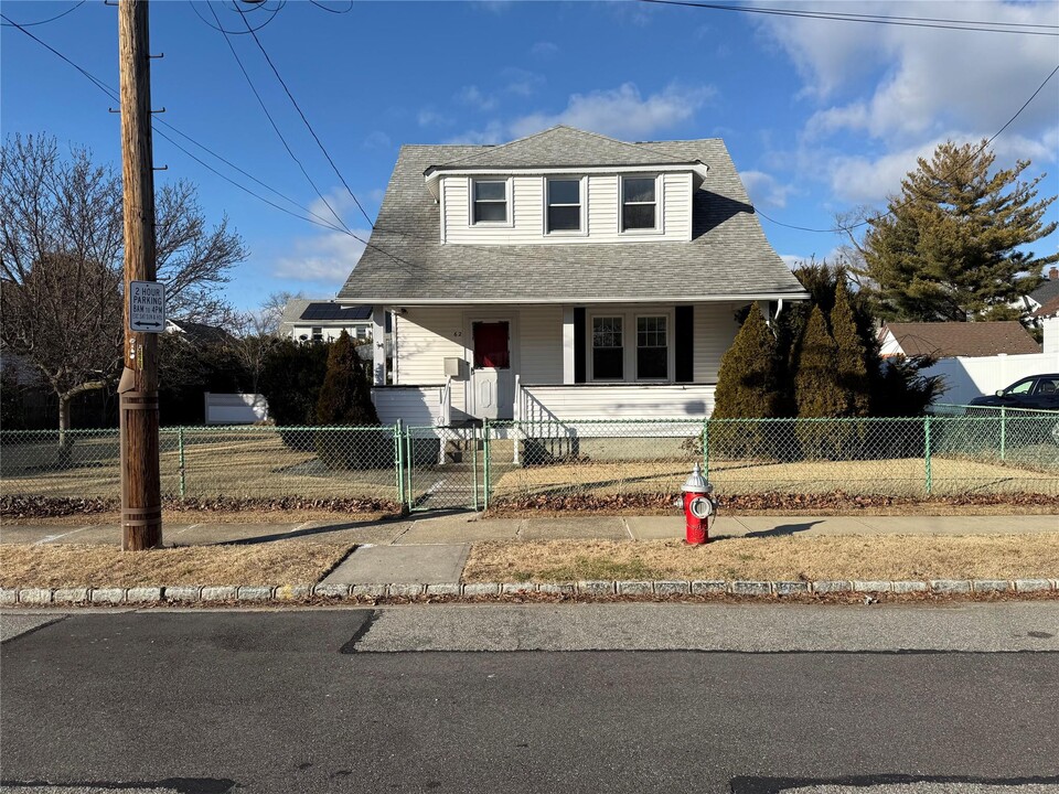 62 Willoughby Ave in Hicksville, NY - Building Photo