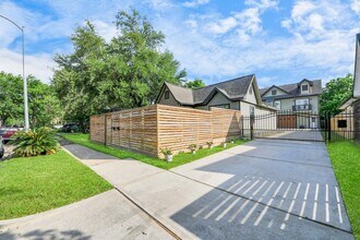 1561 Scharpe St in Houston, TX - Foto de edificio - Building Photo