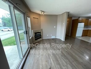 4405-44037 37 St in Stony Plain, AB - Building Photo - Building Photo