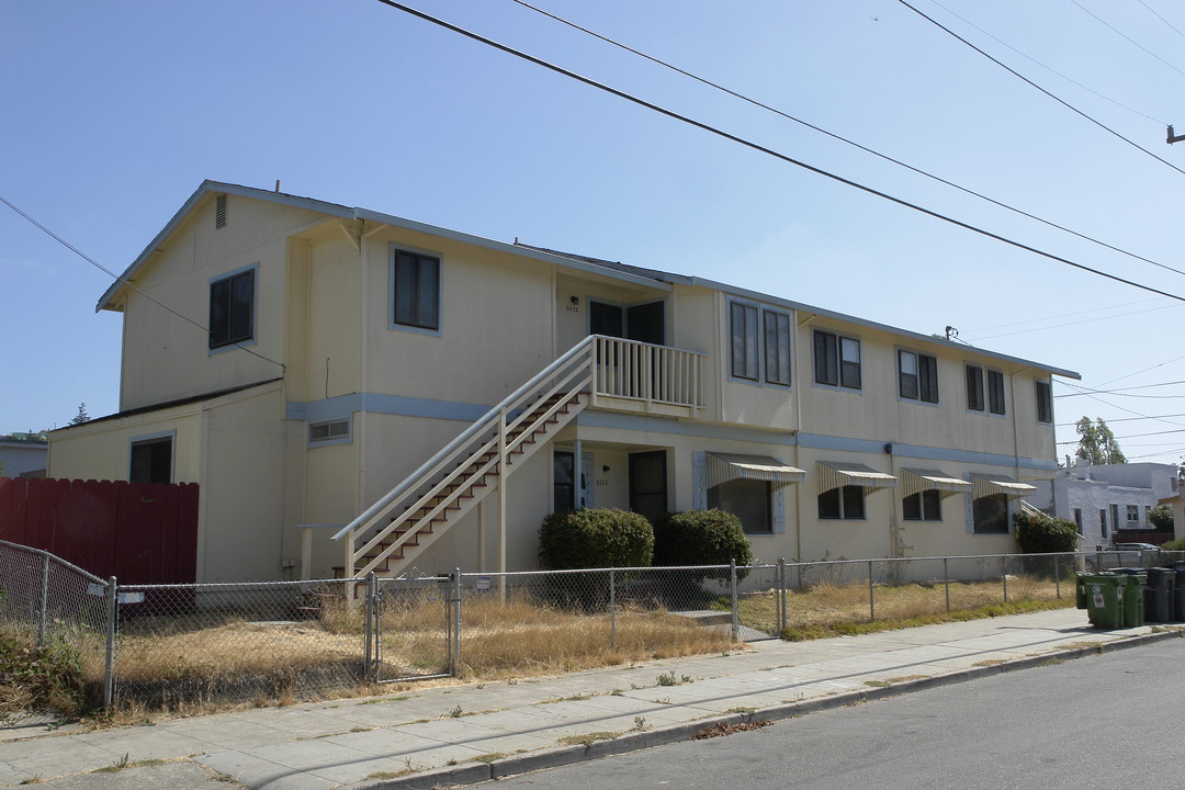 8424-8436 Dowling St in Oakland, CA - Foto de edificio