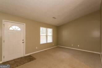 5217 Scarbrough Ln in Stone Mountain, GA - Foto de edificio - Building Photo