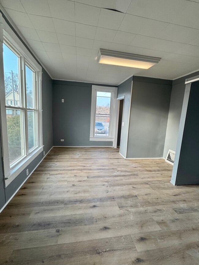 321 Cedar St in Davenport, IA - Foto de edificio - Building Photo