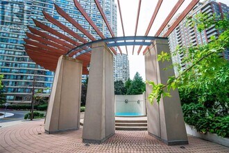 33 Elm Dr W in Mississauga, ON - Building Photo - Building Photo