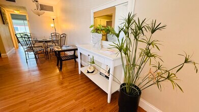 2102 Lake Osborne Dr in Lake Worth Beach, FL - Building Photo - Building Photo