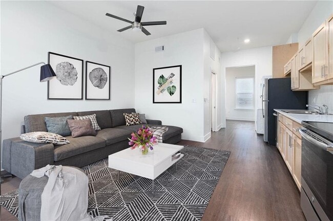 726 E Emma Ave in Springdale, AR - Foto de edificio - Building Photo