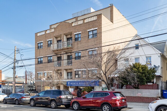 3717-3719 108th St in Corona, NY - Foto de edificio - Building Photo