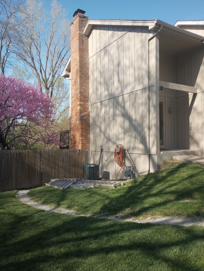 6314 W 50th St, Unit Walkout Studio Apartment in Mission, KS - Building Photo - Building Photo