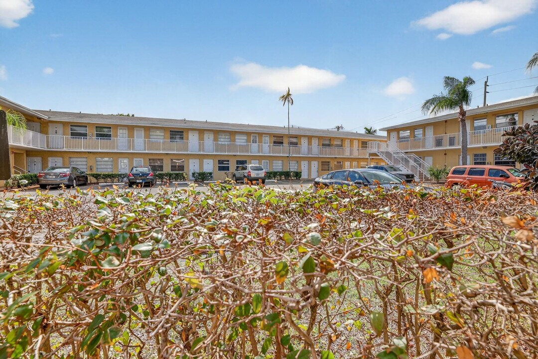 4051 NE 13th Ave in Oakland Park, FL - Building Photo