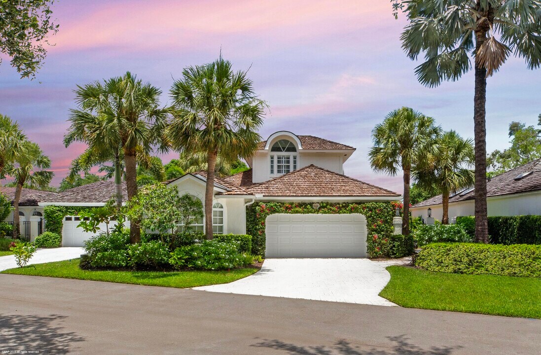 2502 Muir Cir in Wellington, FL - Building Photo