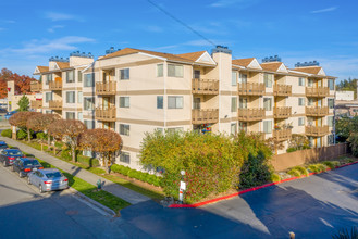 Mcguire Court Apartments in Seattle, WA - Foto de edificio - Building Photo