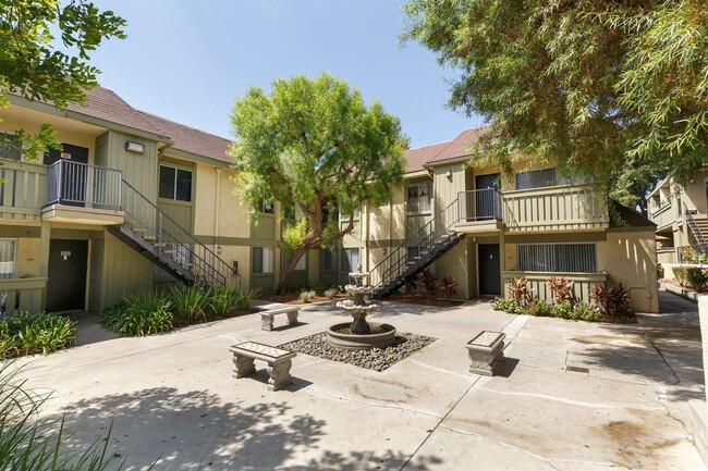 Fountain Park in Canoga Park, CA - Foto de edificio - Building Photo