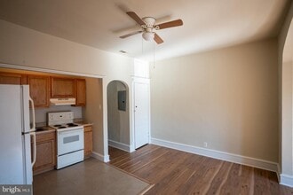 210 S 60th St-Unit -3RD FL in Philadelphia, PA - Building Photo - Building Photo