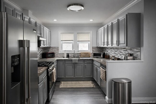 118 Forest Ave in Glen Cove, NY - Building Photo - Building Photo