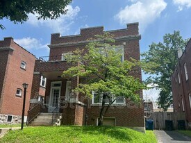1018 Commodore Dr in Richmond Heights, MO - Building Photo