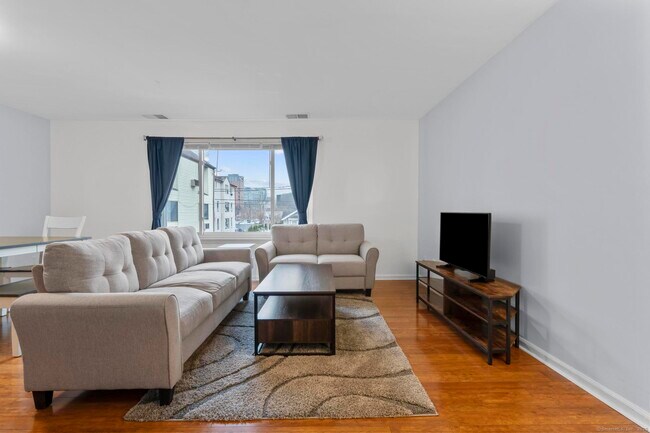 2 Washington Ct in Stamford, CT - Building Photo - Building Photo