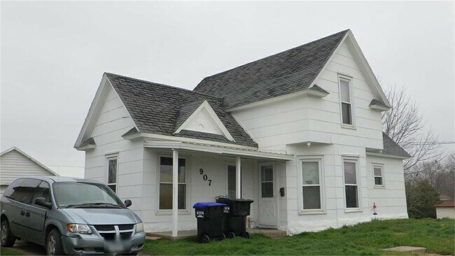 907 W 3rd St in Vinton, IA - Building Photo - Building Photo