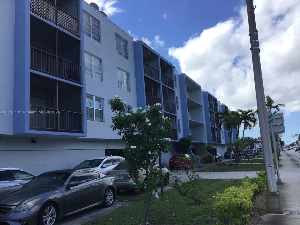 1250 NE 125th St in North Miami, FL - Building Photo