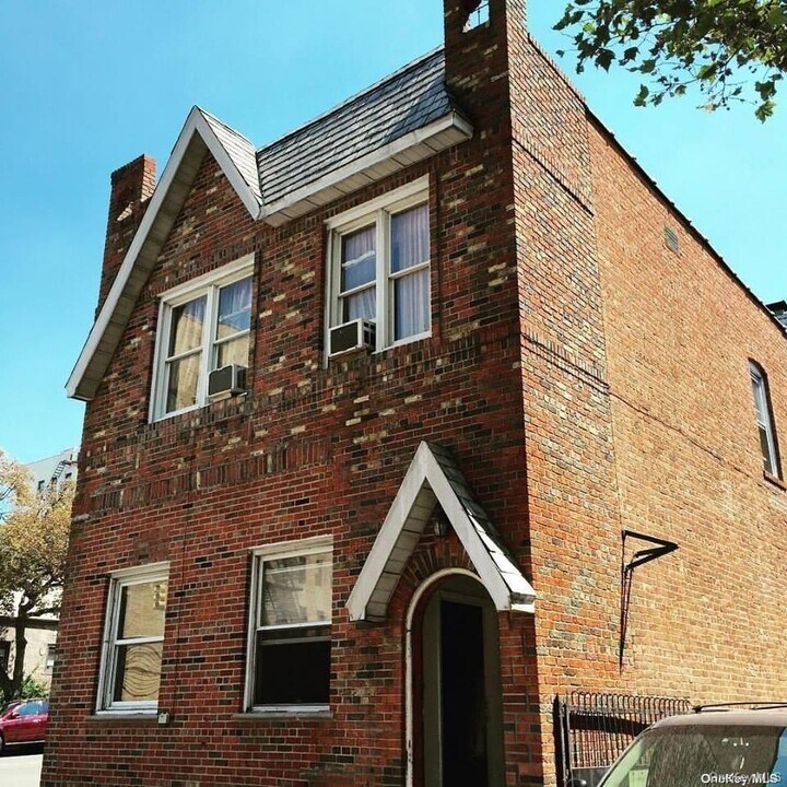 28-06 35th Ave in Queens, NY - Building Photo