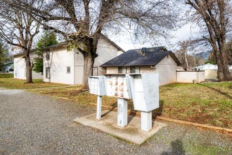 Deer Creek Apartments in Shasta Lake, CA - Building Photo - Building Photo