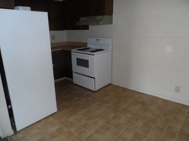 555 S Royal Crest Cir in Las Vegas, NV - Building Photo - Building Photo